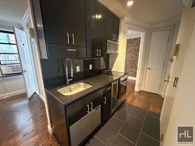 Foto del edificio - Mulberry Street | Little Italy 3-Bedroom Pre-War w/Private Balcony! NO Broker's Fees
