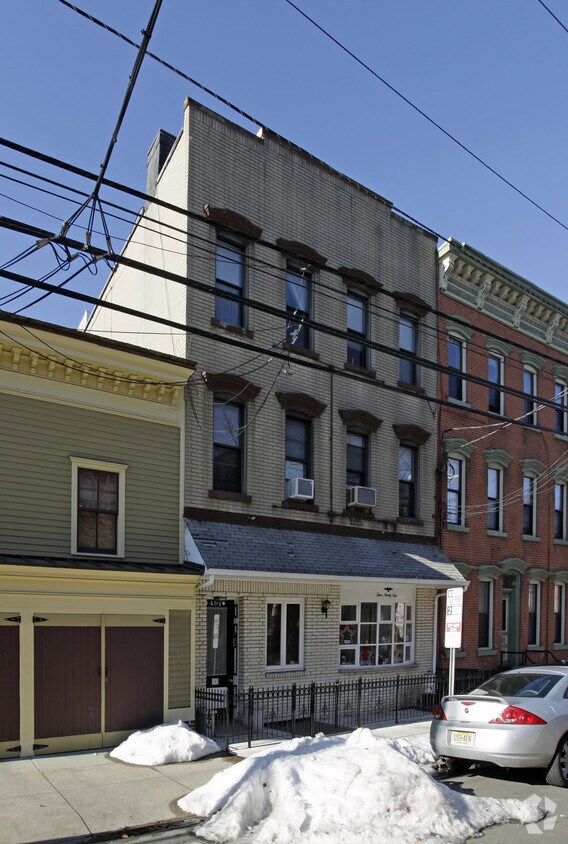 Primary Photo - 491 Monmouth St