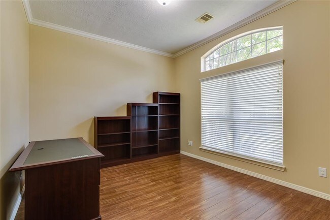Building Photo - 4810 Kings Way