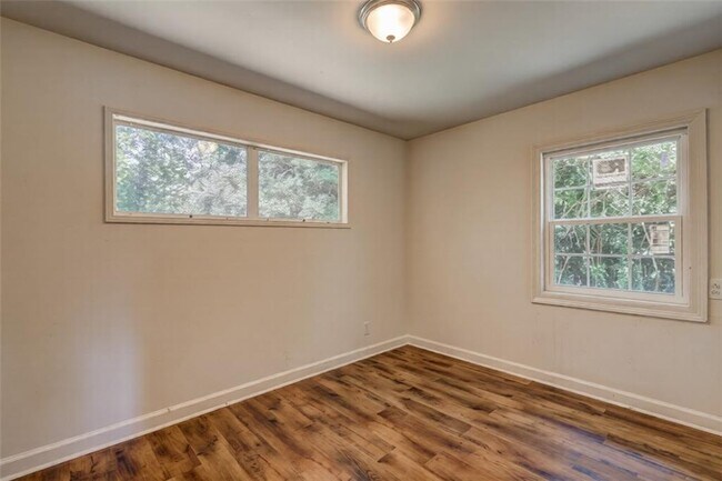 Foto del edificio - 2423 Thrasher Ave