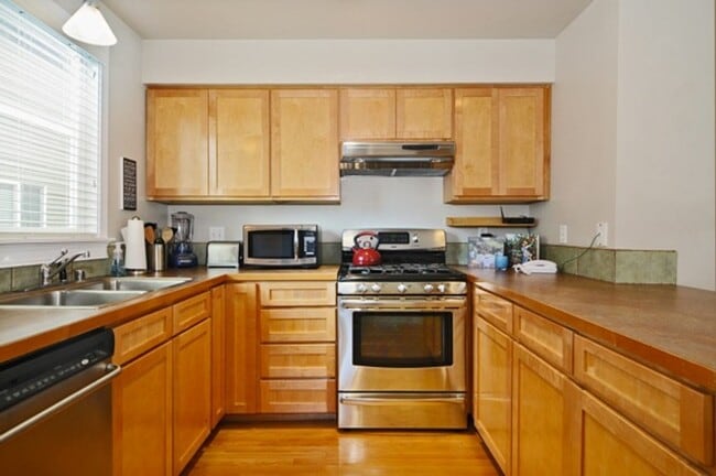 Building Photo - 2Bd/1.5Ba Seattle Townhome