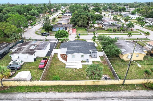 Building Photo - 2911 NW 5th Ct