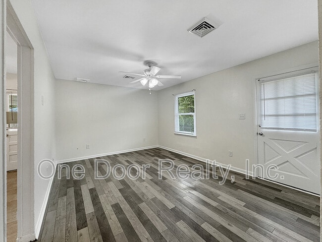 Photo - 105 Walker Dr House