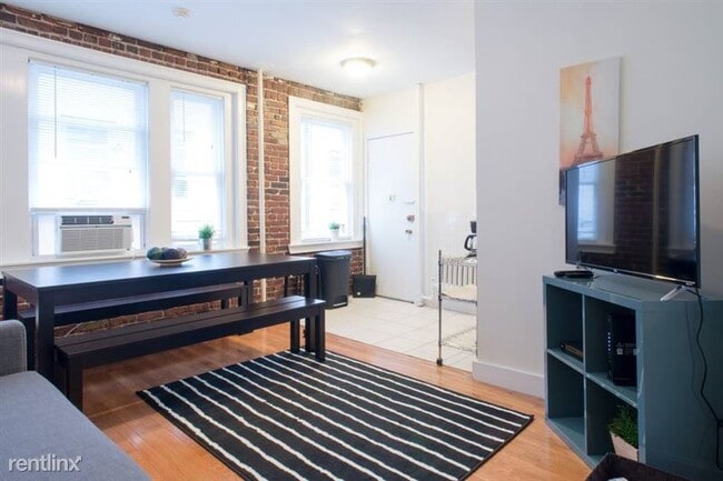 Building Photo - 244 Kelton St