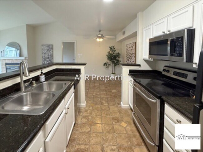 Foto del edificio - Luxury upstairs home overlooks with water views from every window and the balcony