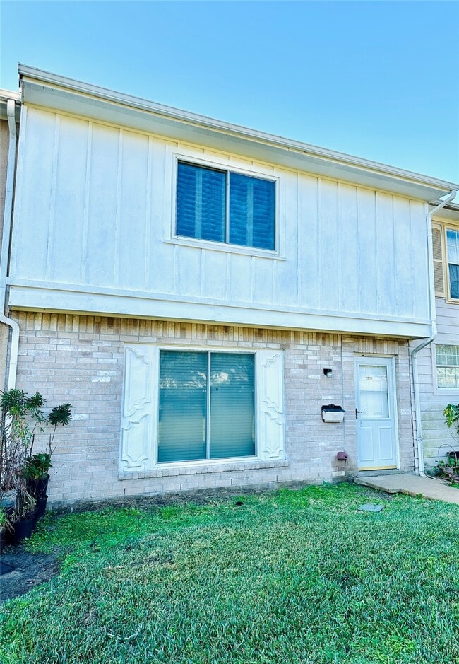 Building Photo - 8462 Leawood Blvd