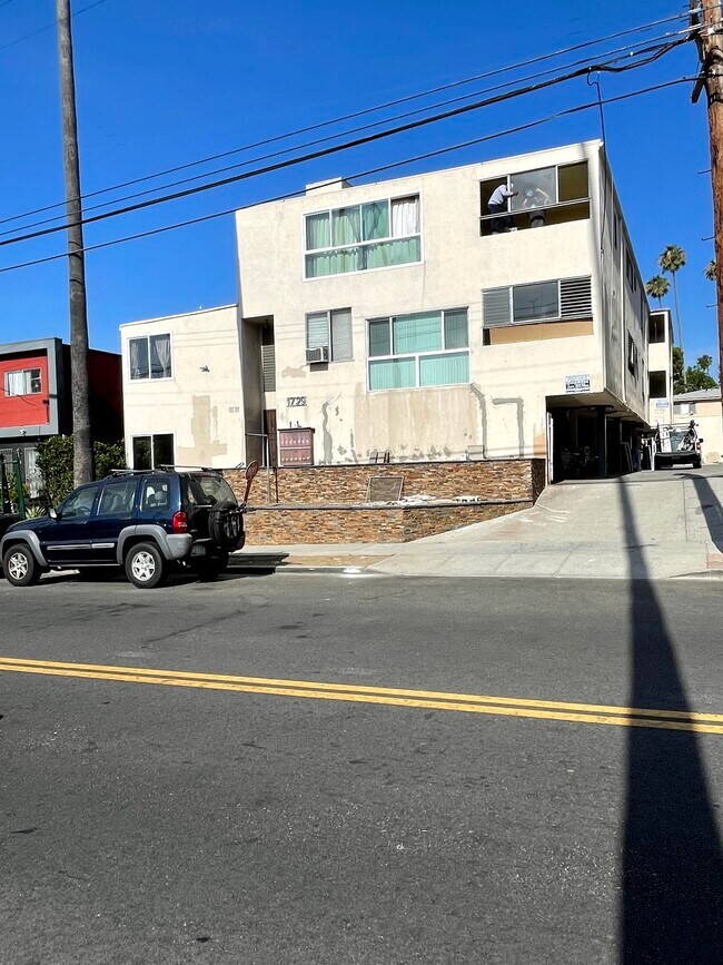 Building Photo - 1729 N Wilton Pl