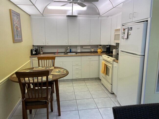 Building Photo - 3025 Hythe B