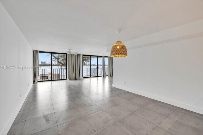 Foto del edificio - 7751 NE Bayshore Ct