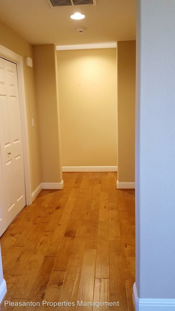 Building Photo - 2327 Vineyard Heights Ln