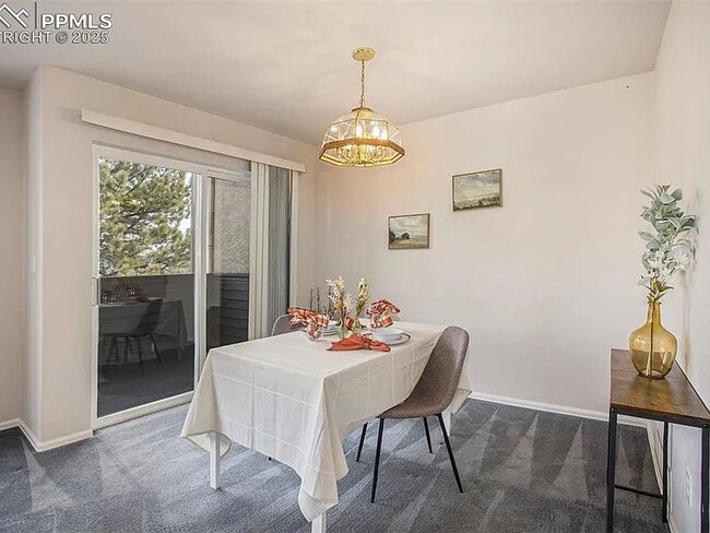 Comedor y acceso a la terraza - 3272 Capstan Way