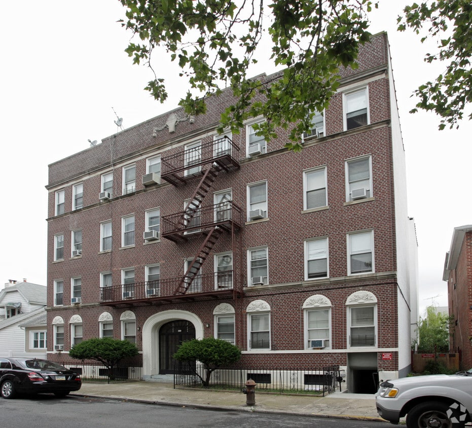 Primary Photo - 1919 82nd St