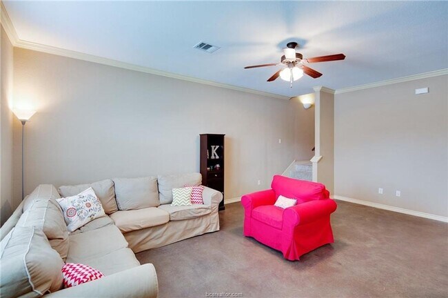 Foto del edificio - 4 bedroom / 4 bath / 2-story in the Barrac...