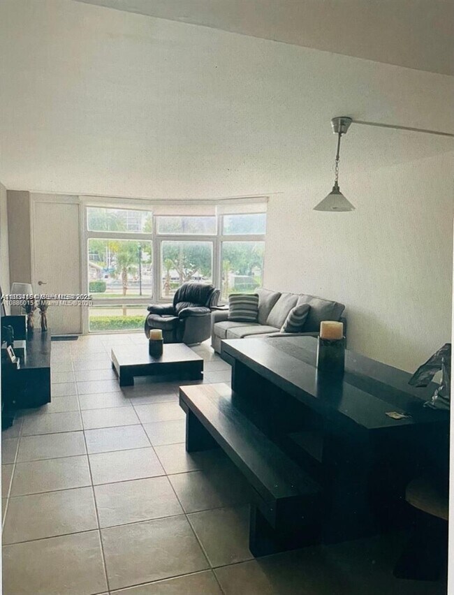 Foto del edificio - 3375 N Country Club Dr