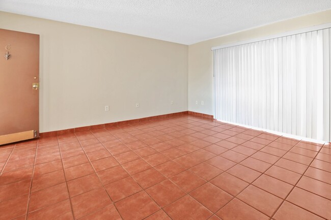 Foto del edificio - Upstairs 1BR Unit in Hidden Lake Village w...