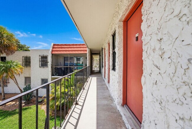 Building Photo - Available Now, 2BR/2BA Condo in Palmetto Bay