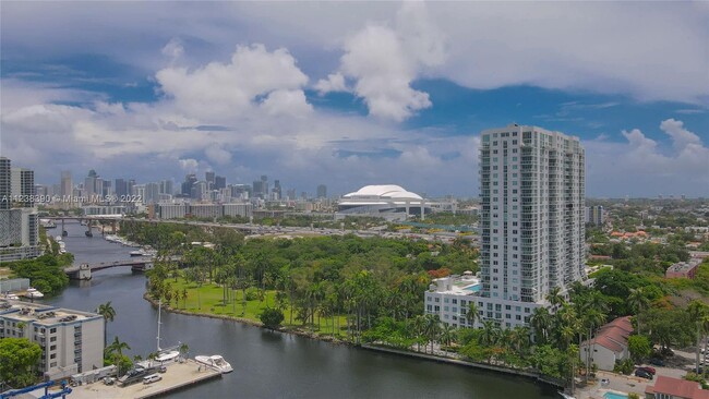 Foto del edificio - 1861 NW South River Dr