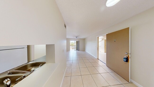 Building Photo - 2BD/2BA Condo in West Palm Beach!!