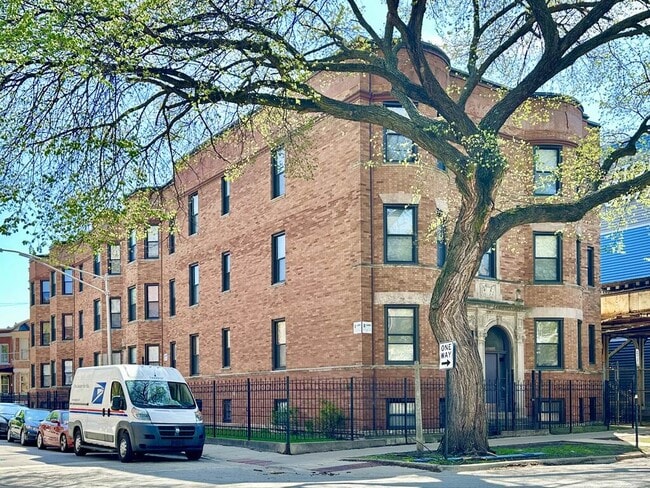Building Photo - 3842 N Wilton Ave