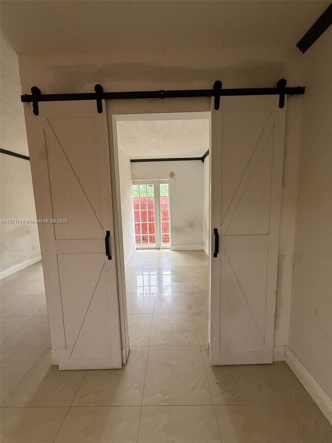 Foto del edificio - 9760 SW 184th St
