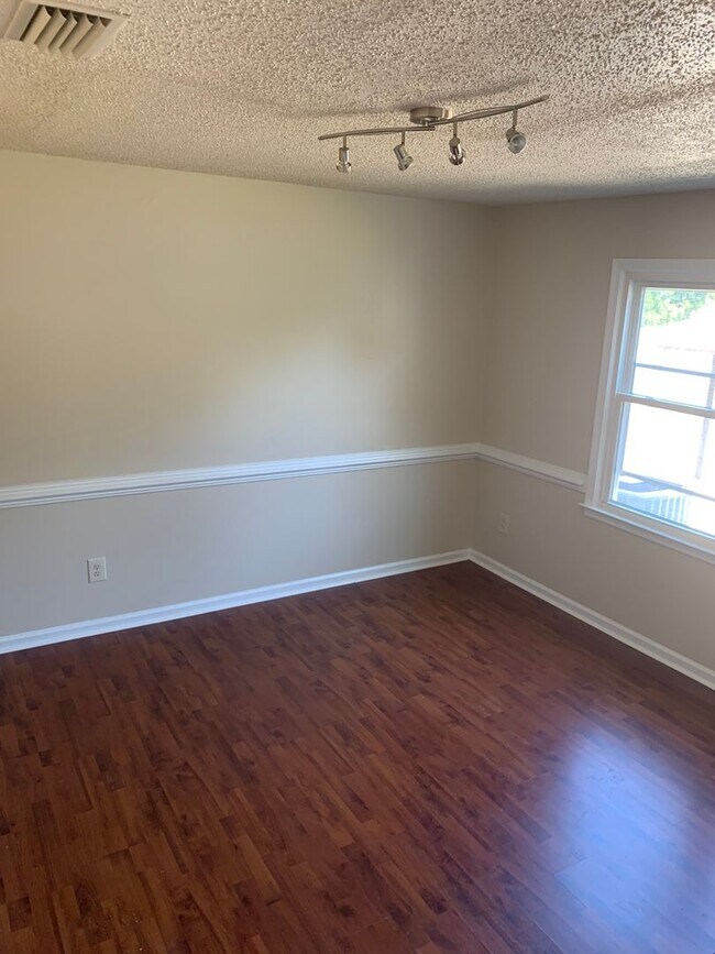 Building Photo - 4 BDRM 2.5 BATH WATERFRONT W/GARAGE