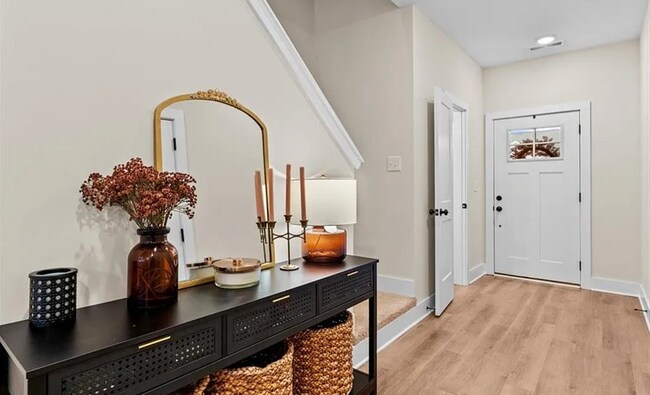Foto del edificio - Like new modern maintenance free 3 bedroom 2.5 bath townhouse in Greensboro. Lawn care included.