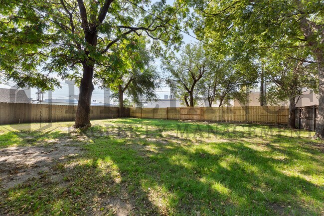 Foto del edificio - 221 N Walnut St