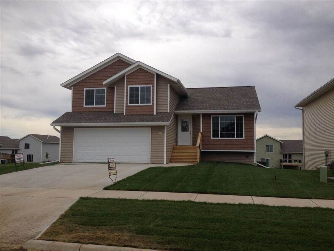 Foto principal - 4 Bedroom 3.5 Bath Single Family Home! Gre...