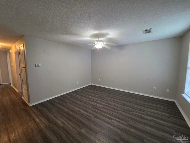 Foto del edificio - 8660 Figland Ave