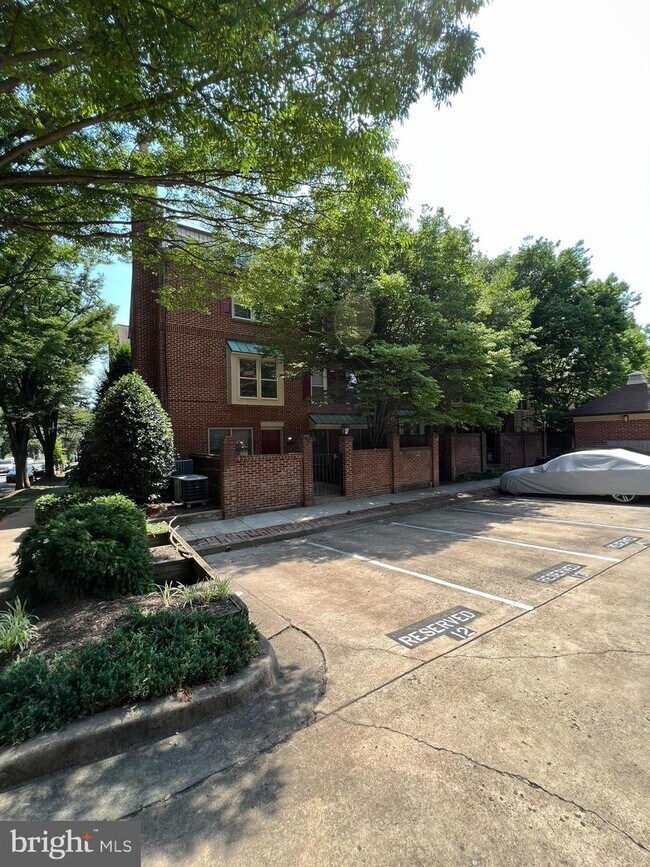 Building Photo - 1122 N Taylor St
