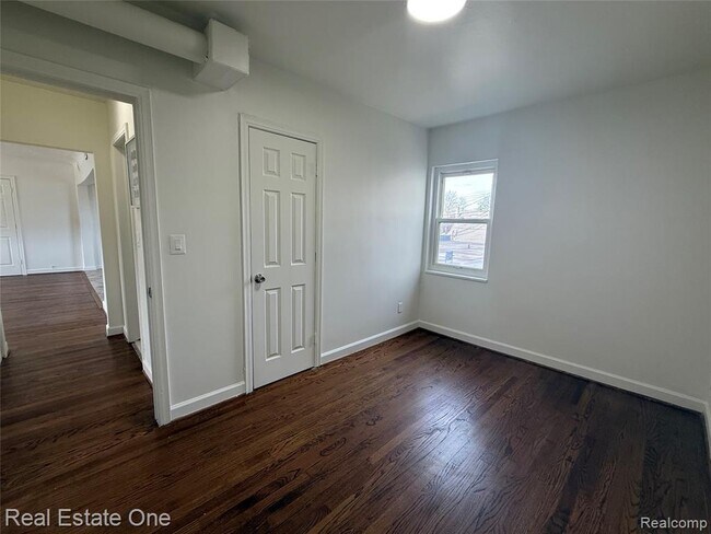 Foto del edificio - 24720 Michigan Ave