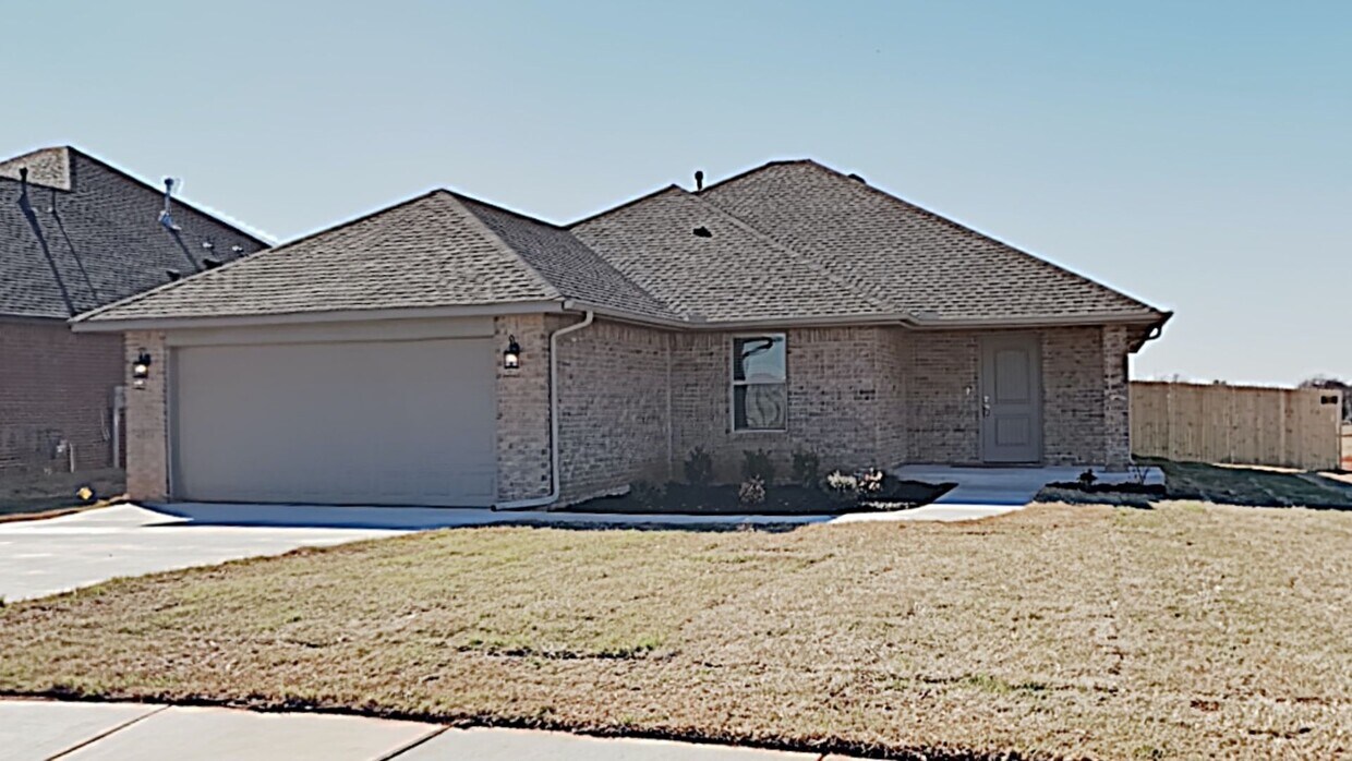 Primary Photo - Spacious 4 Bedroom 2 Bath Home in Deer Cre...