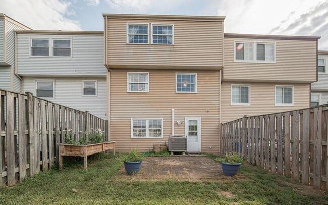 Building Photo - Well maintained 3 bedroom townhouse in established Frederick community ready early May!