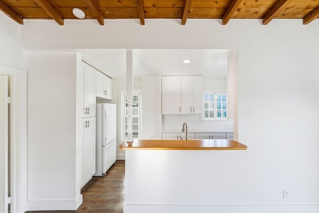 Building Photo - Prime Peninsula Living – 2BR/2BA Walk to Everything