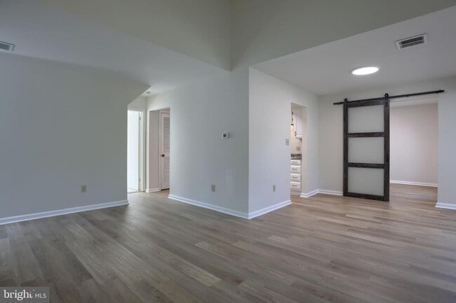 Building Photo - 205 Crescent Dr