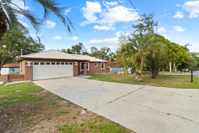 Foto del edificio - Comfort, Space & Convenience on a Peaceful Corner Lot in the Shores