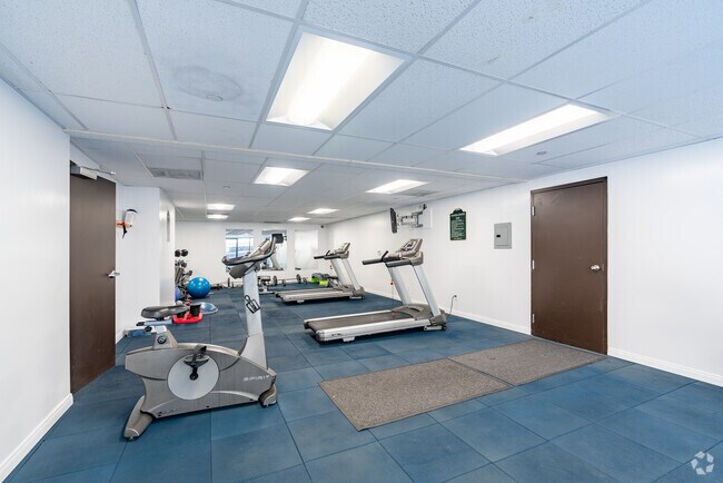 Interior Photo - Commodore Regency Apartments