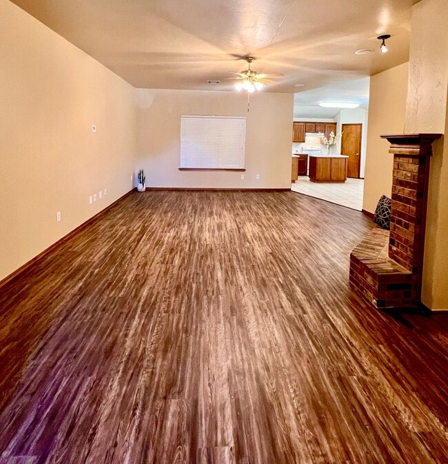 Building Photo - Beautifully Updated 3 Bedroom, 2 Bath Home with two Bonus Spaces!
