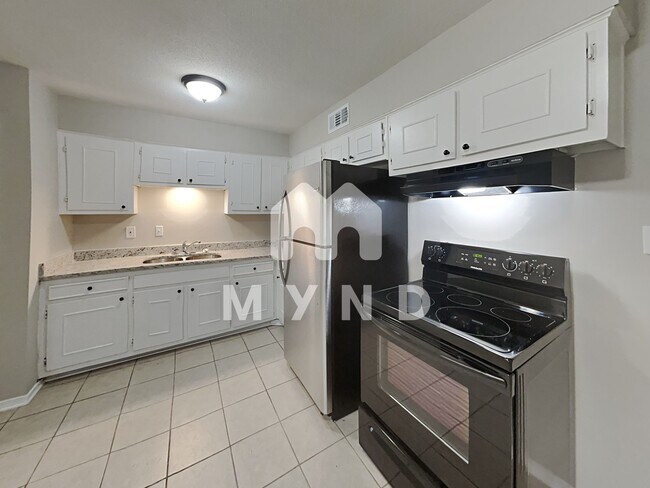 Building Photo - 2530 Hillcrest Cir