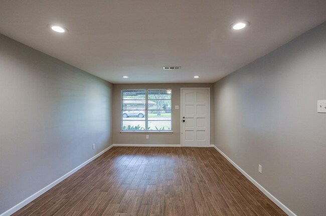 Building Photo - 8939 Altamont Dr