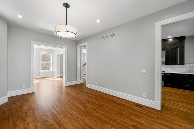 Foto del edificio - HISTORIC THREE LEVEL 19TH CENTURY THREE LEVEL 4 BED, 3.5 BATH HOME