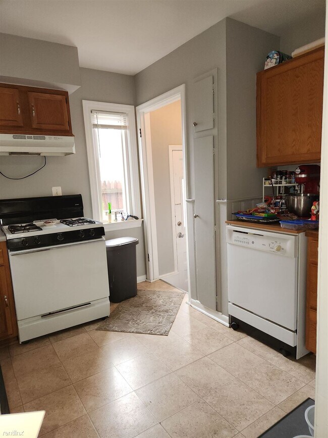 Building Photo - 2 br, 1 bath Townhome - 214 Potter Ave