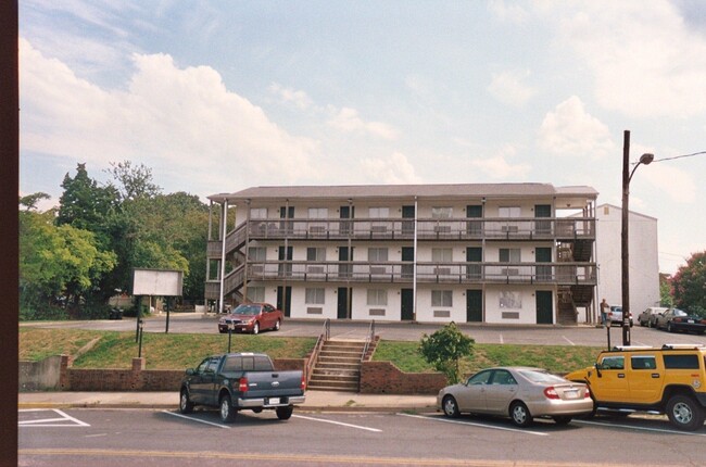 Frente del edificio: vista de la calle - 212 Potomac Ave