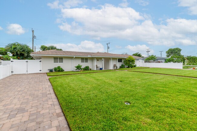 Foto del edificio - 3696 NE 5th Dr