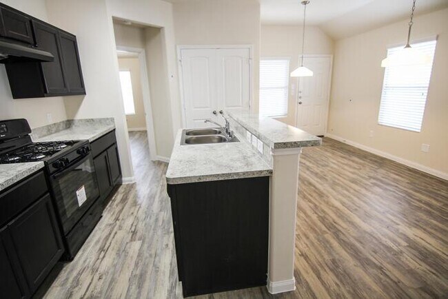 Foto del edificio - 5447 Plantation Forest Dr