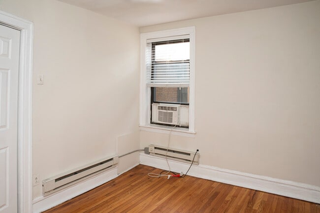 Building Photo - 837 W Cornelia Ave