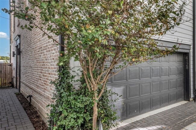 Building Photo - 4128 Willowbend Blvd