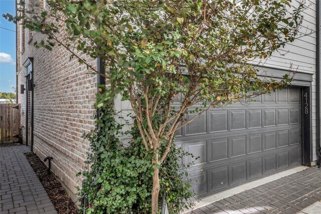 Foto del edificio - 4128 Willowbend Blvd