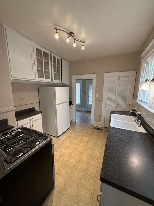 Foto del edificio - Spacious Midtown Gem – 4BR Home with Guest House Near Rhodes College!