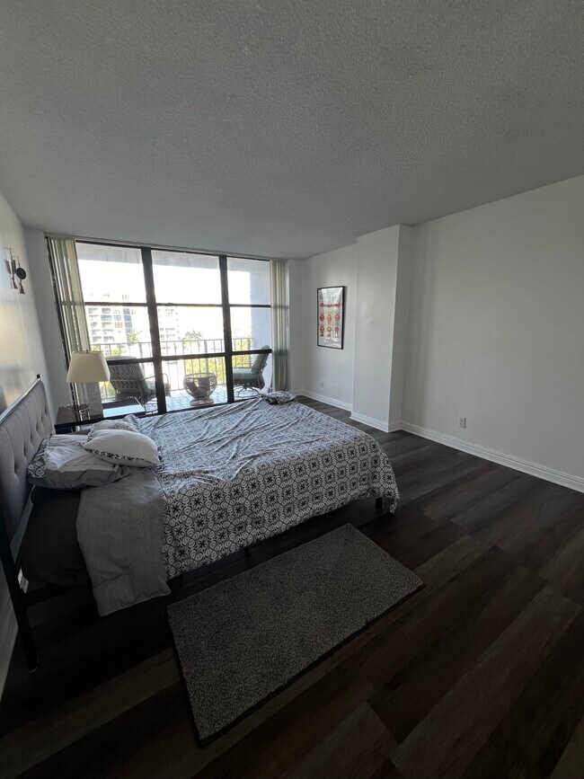 Bedroom - 1000 Parkview Dr